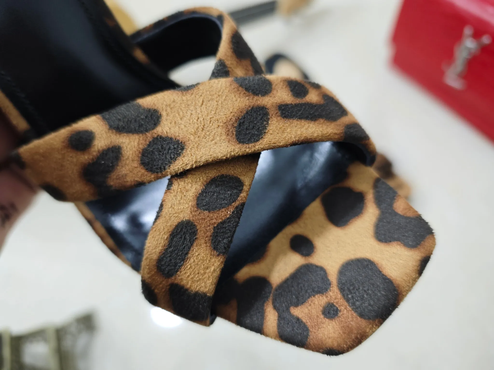 👟👟Ex-factory price 540👟👟【Saint Laurent】Yves Saint Laurent, high-heeled YSL high heels💃2025 early spring counter synchronizes the latest styles, YSL, decoration👠 Classic and high-quality glamorous masterpieces, the hottest autumn and winter series in the counter, with temperament, fashion, classic and attractive design style 😌The effect on the feet is particularly beautiful〰️, the materials are imported from Italy 🇮🇹 calf, imported black sheepskin, lining, and foot pads; sheepskin, stiletto high heels, size 35-41 (34.41.42 must be customized, non-refundable) outsole; imported genuine leather outsole, with full counter packaging